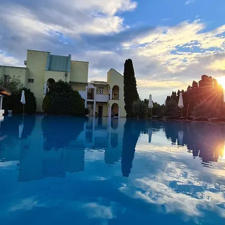 Hideaway Apartments Апарт-отель