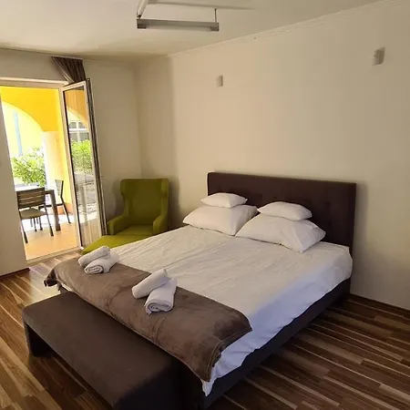 Апарт-отель Hideaway Apartments