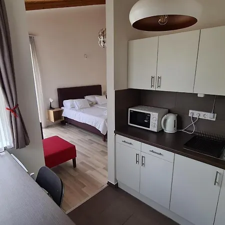 Апарт-отель Hideaway Apartments