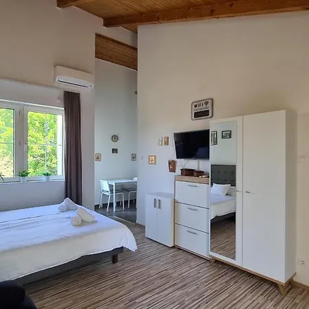 מלון דירות Hideaway Apartments *